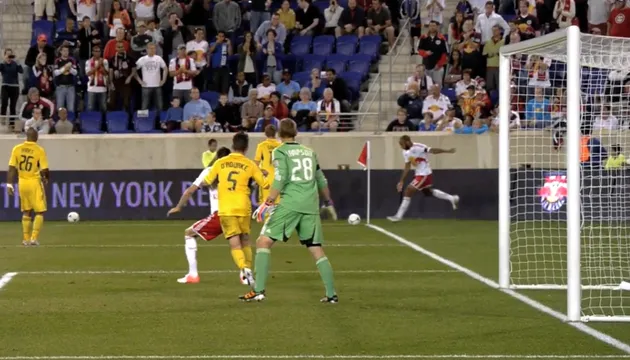 Thierry Henry thực hiện pha phạt góc đặc sắc — ví dụ nổi bật về bàn thắng trực tiếp từ tình huống góc.