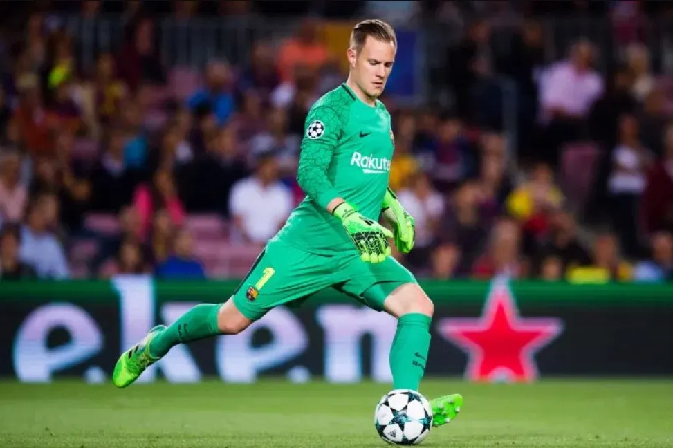 Thủ môn thực hiện pha phát bóng lên dài, bóng bay hướng vòng cấm đối phương.