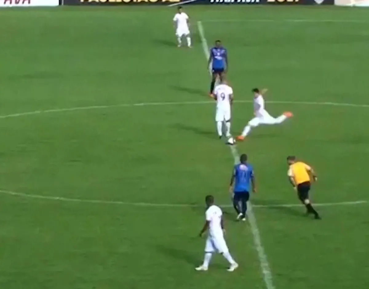 Tiền đạo dứt điểm từ vạch giữa sân ngay sau kick-off, minh họa khả năng ghi bàn trực tiếp