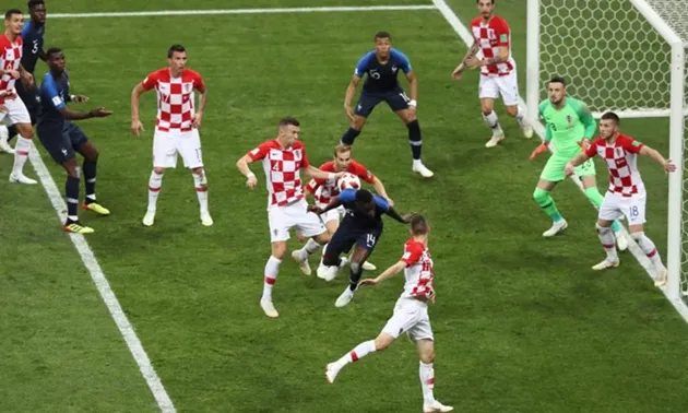 Tình huống Perisic để tay chạm bóng bị VAR phát hiện trong trận chung kết World Cup 2018
