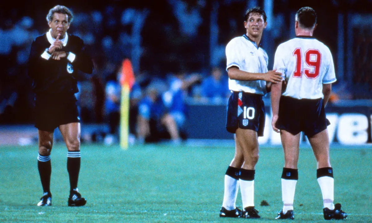 Trọng tài công bố thời gian bù giờ cuối hiệp