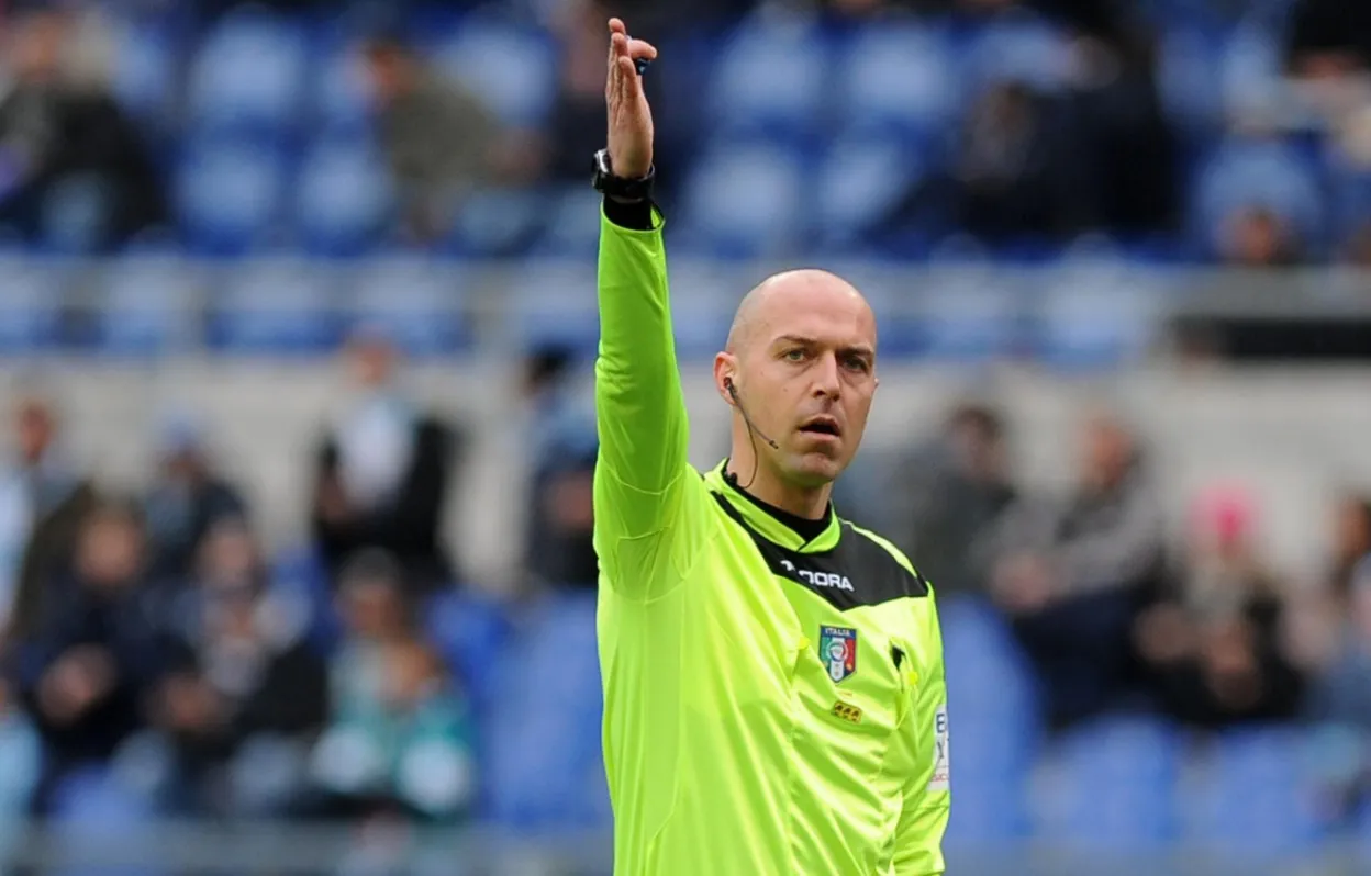 Trọng tài giơ tay báo đá phạt gián tiếp, tín hiệu nhận biết rõ ràng trên sân