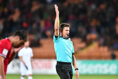 Trọng tài sẽ giơ một tay lên đầu để báo hiệu đá phạt gián tiếp; đây là dấu hiệu dễ quan sát khi phân tích trận đấu.