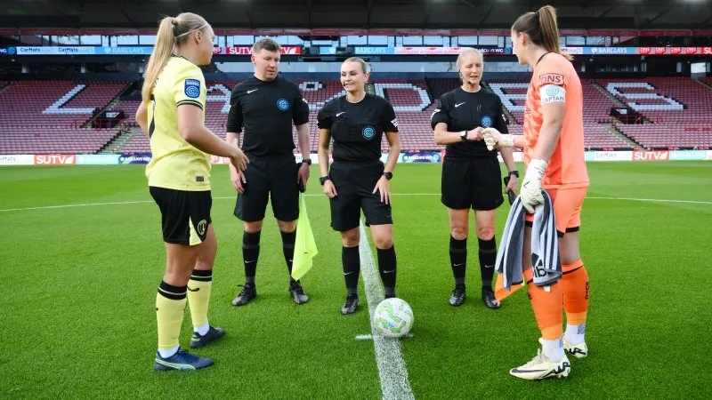 Trọng tài tung đồng xu xác định đội giao bóng trước kick-off