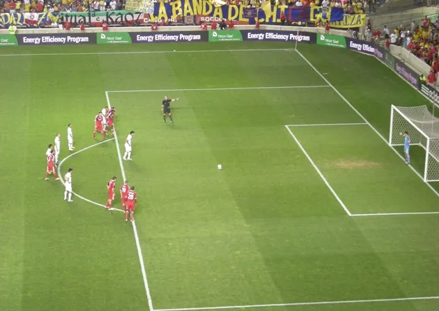 Vạch chấm 11m trên sân, thể hiện vị trí chuẩn theo quy định FIFA