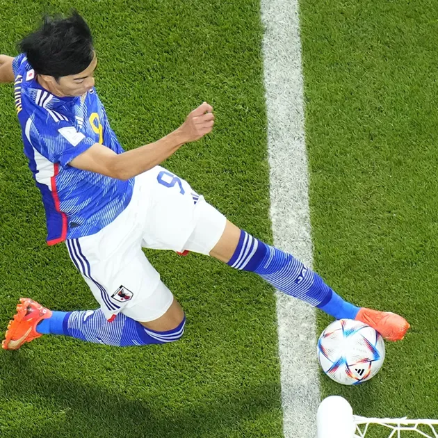 VAR giúp xác định chính xác tình huống bóng sát vạch trong pha dẫn tới bàn thắng của Nhật Bản