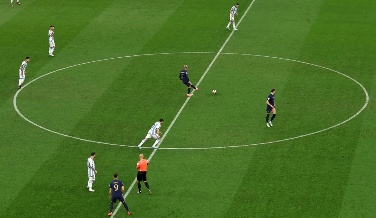 Vòng tròn trung tâm trên sân bóng, bán kính 9.15 m, vị trí để thực hiện kick-off