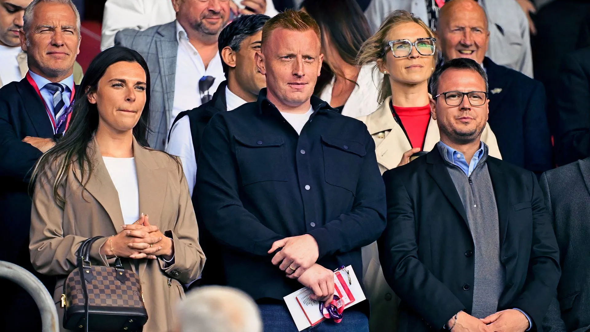 Will Still đứng trên sân tập trung chỉ đạo các cầu thủ Southampton