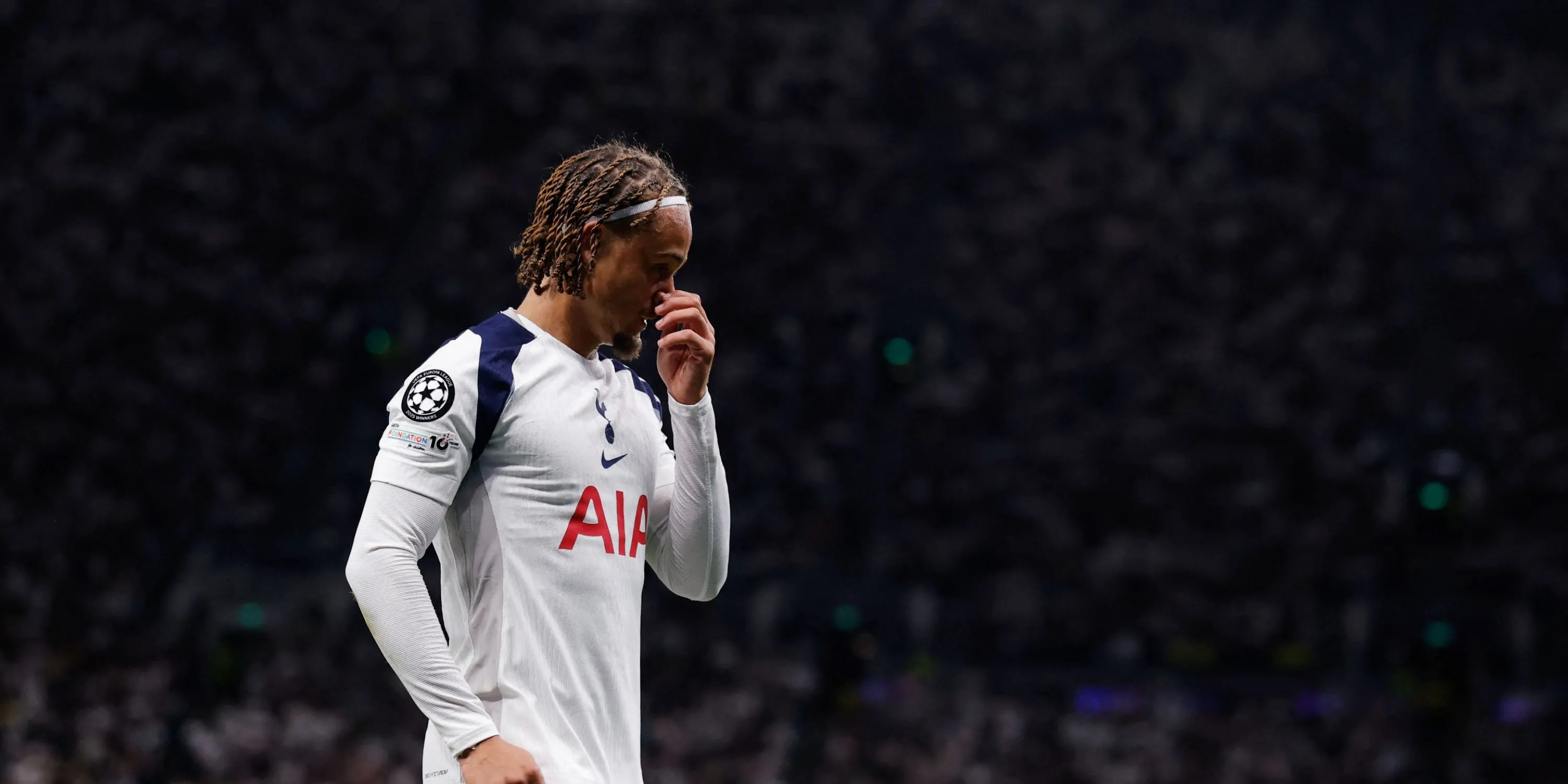 Xavi Simons với chiếc áo Tottenham, ánh mắt xa xăm trên sân cỏ