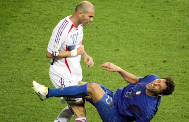 Zidane bị truất quyền thi đấu vì cú húc Materazzi trong hiệp phụ World Cup 2006