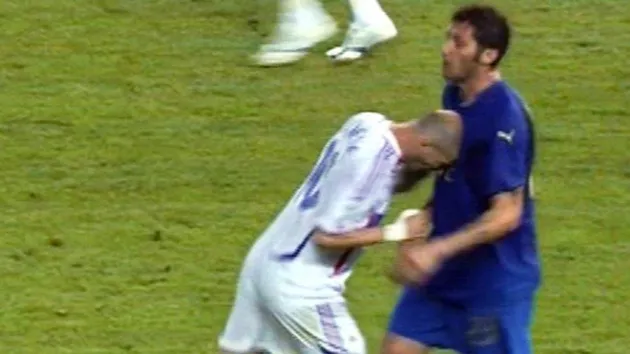 Zidane húc đầu Materazzi ở chung kết World Cup 2006, dẫn đến thẻ đỏ trực tiếp.