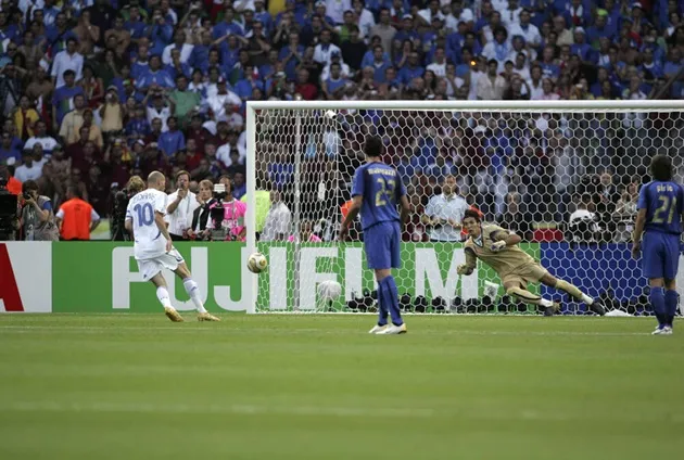 Zidane thực hiện cú "Panenka" trong loạt penalty, minh họa cho kỹ thuật và tâm lý khi thực hiện phạt đền.