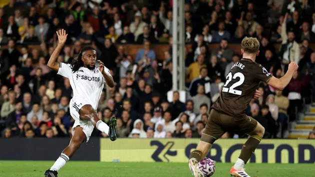 Alex Iwobi, tiền vệ của Fulham, đang thực hiện động tác chuyền bóng trong trận đấu