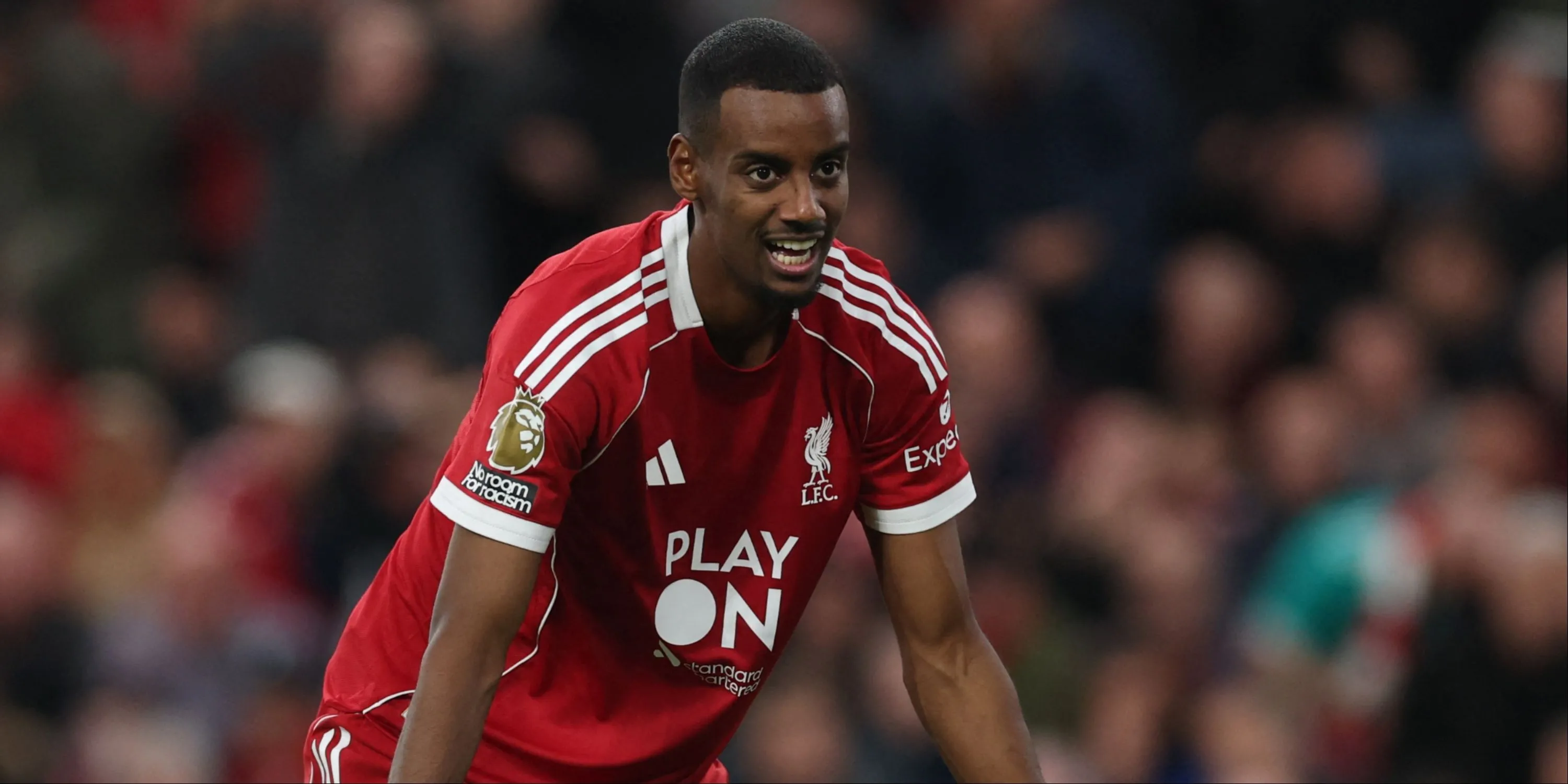 Alexander Isak trong trang phục Liverpool, vẫn tìm kiếm vị trí của mình trên sân