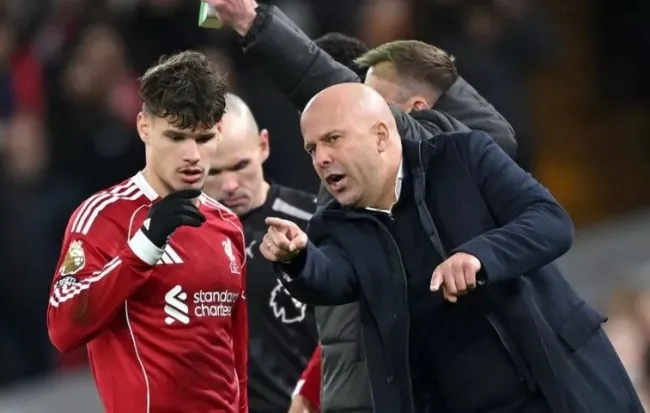 Arne Slot đối mặt sức ép lớn sau thất bại nặng nề của Liverpool tại Anfield