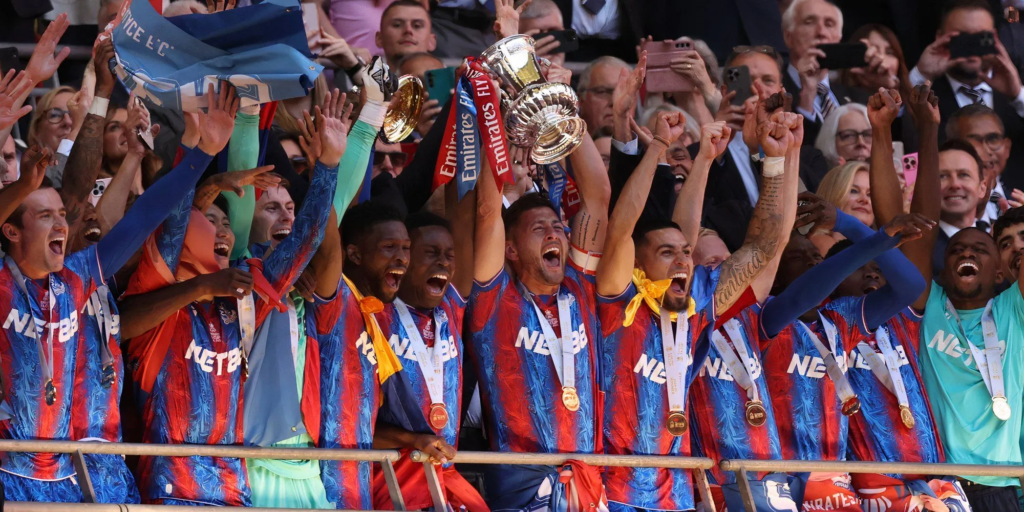 Cầu thủ Crystal Palace nâng cao Cúp FA sau chiến thắng ở mùa 2024/25