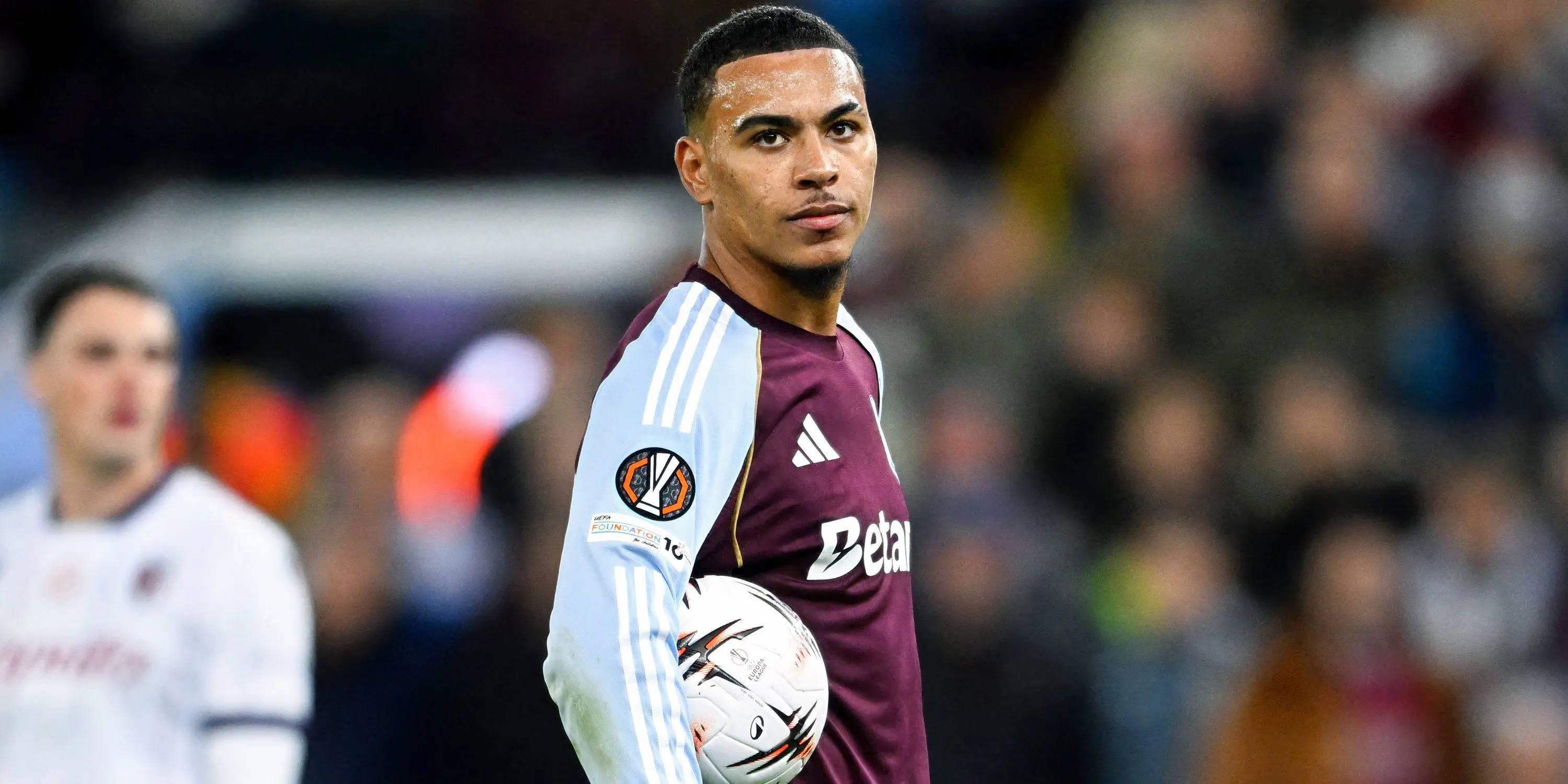 Cầu thủ Morgan Rogers trong bộ áo đấu đen trắng của Aston Villa