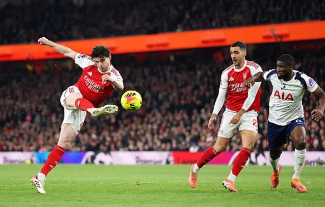 Declan Rice trụ cột tuyến giữa, kiến tạo bàn đầu cho Eze với 7.3 điểm