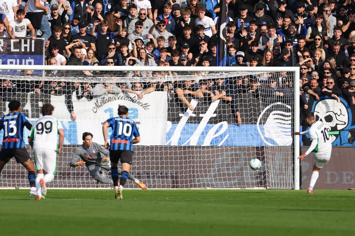 Domenico Berardi của Sassuolo ghi bàn từ chấm phạt đền trong trận đấu với Atalanta tại Serie A