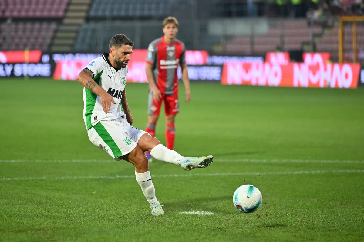 Domenico Berardi của US Sassuolo ghi bàn từ chấm phạt đền trong trận đấu với US Cremonese