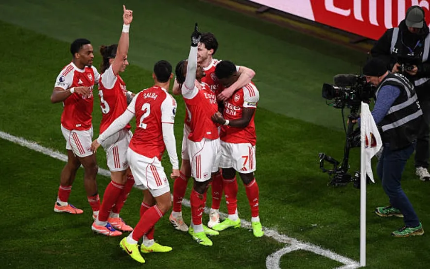 Eze lập cú đúp ngay đầu hiệp hai trong derby Bắc London