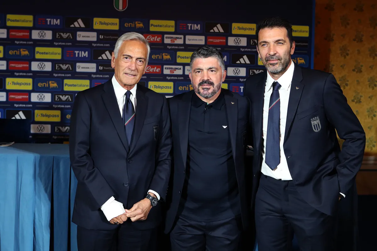 Gianluigi Buffon, HLV Gattuso và chủ tịch FIGC Gabriele Gravina tại họp báo ở Rome.