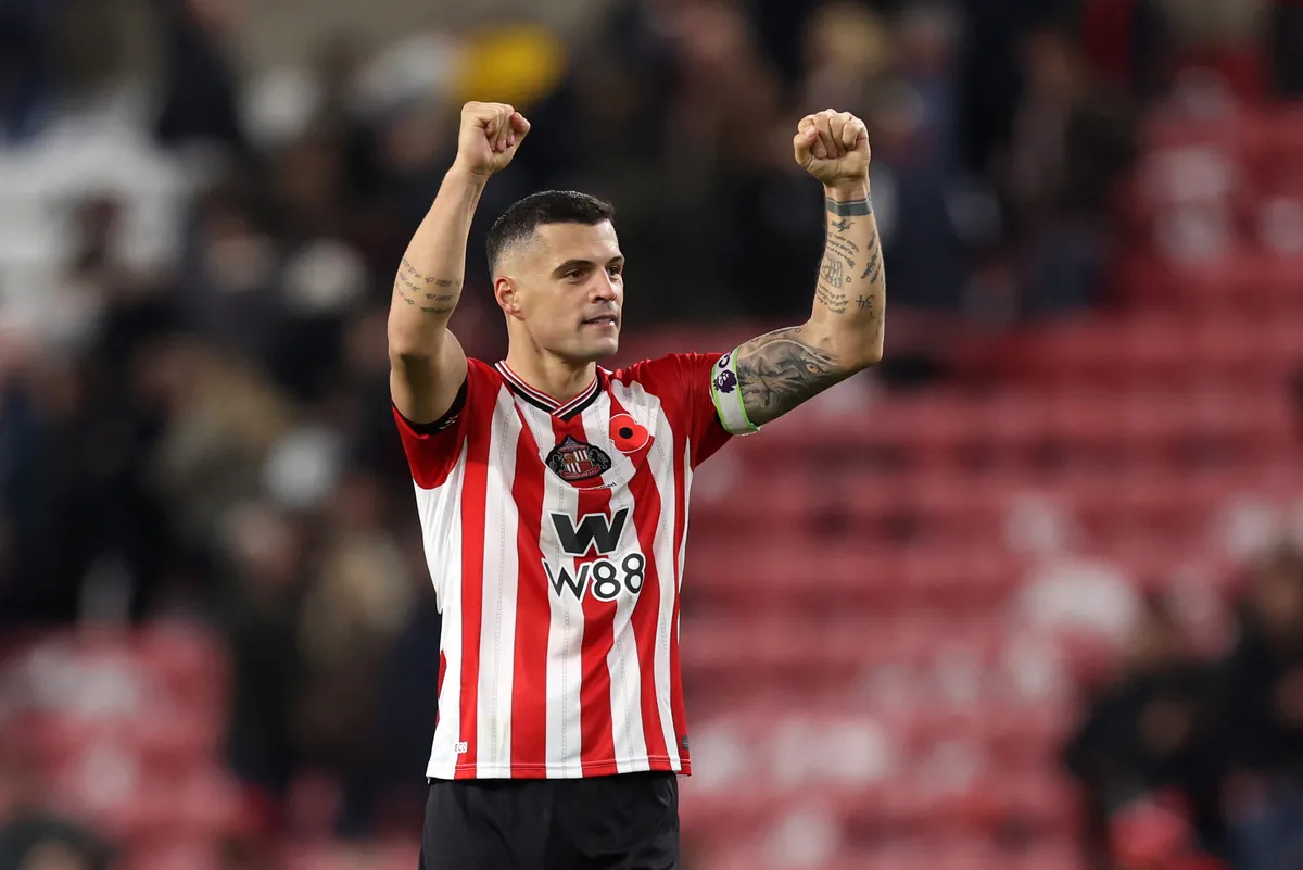 Granit Xhaka của Sunderland ăn mừng sau trận đấu