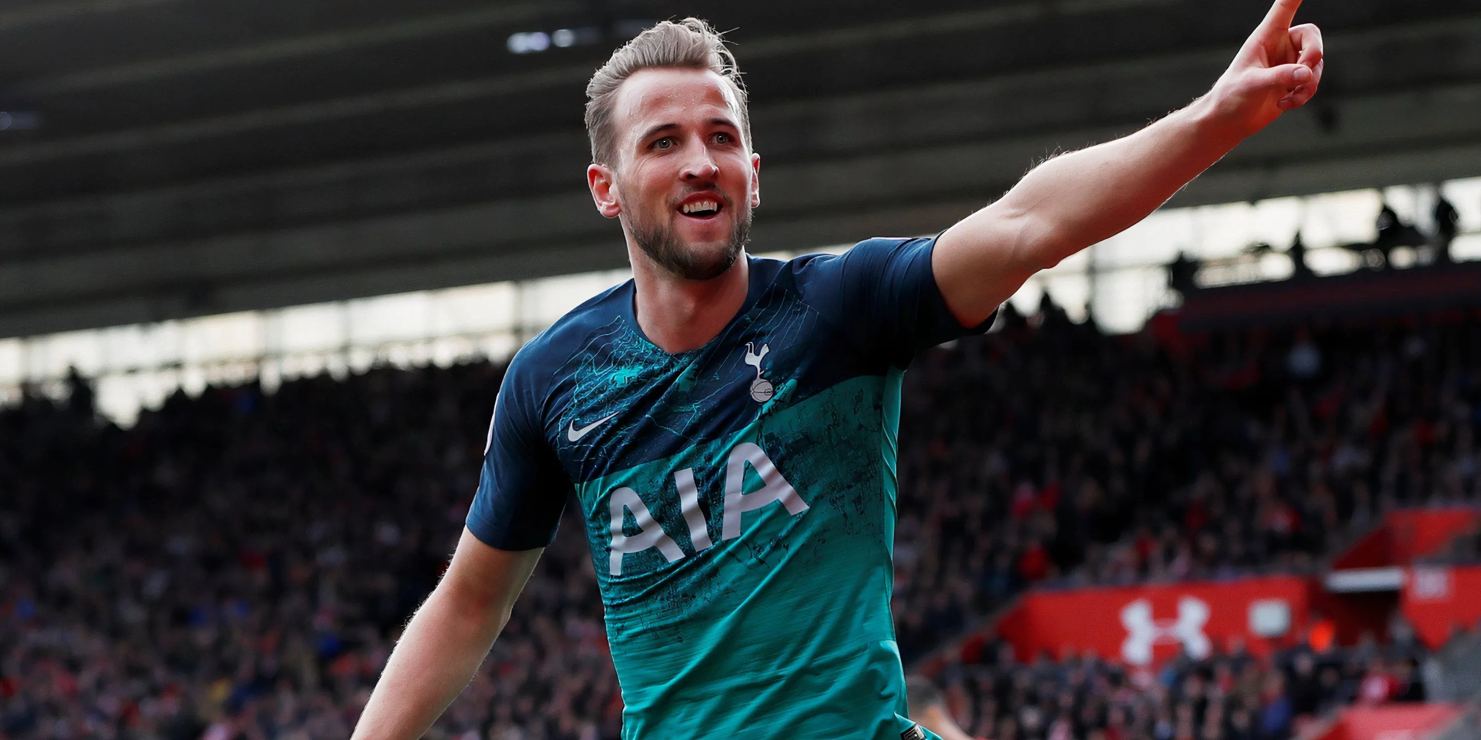 Harry Kane trong áo Tottenham ghi bàn cho sự nghiệp huyền thoại tại Ngoại hạng Anh