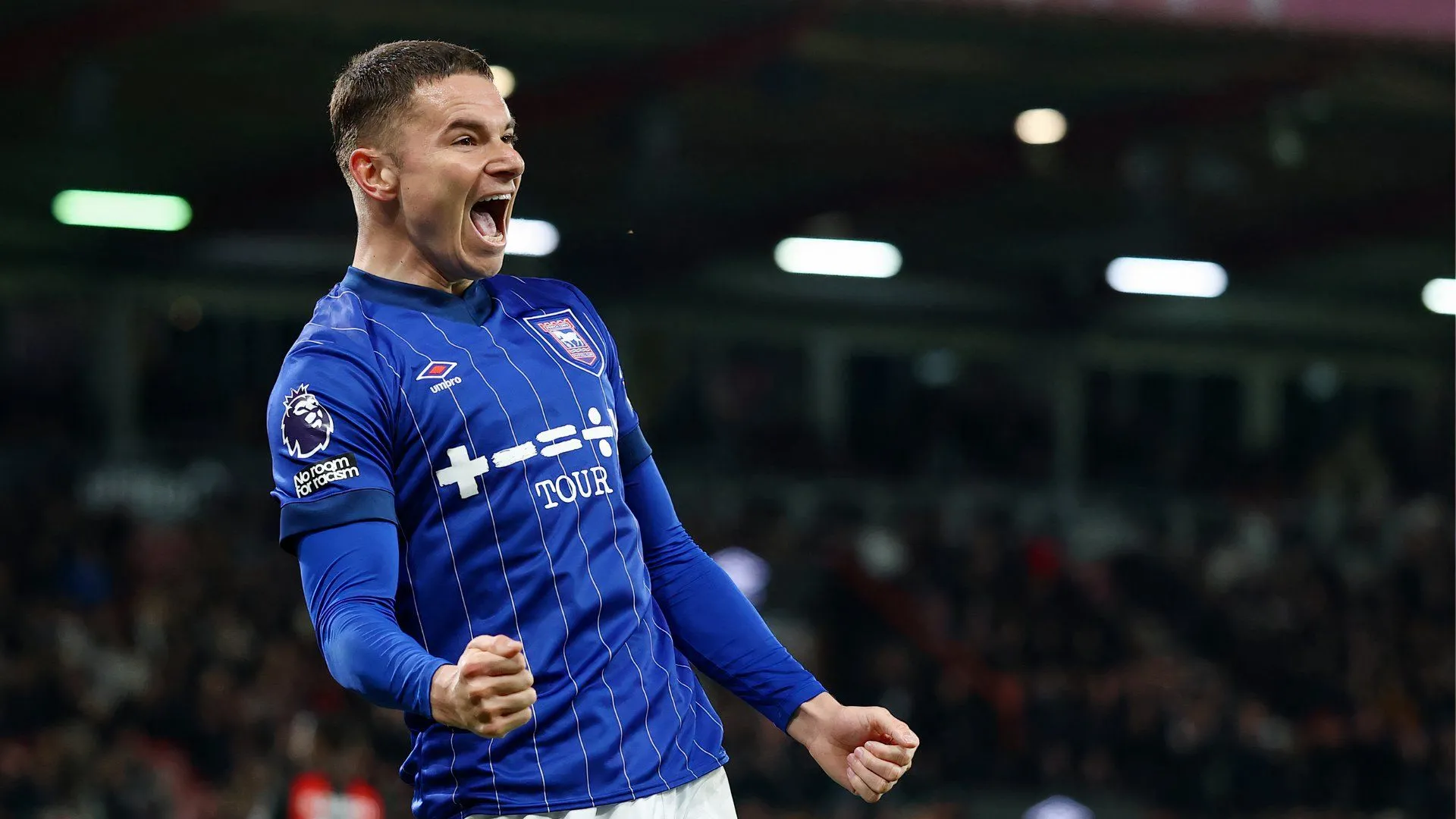 Hậu vệ Conor Townsend của Ipswich Town đeo băng bảo vệ