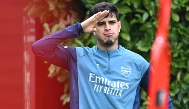 Hincapie lần đầu đá chính ở Ngoại hạng Anh