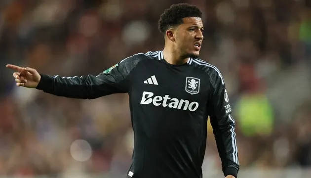 Jadon Sancho trong màu áo Aston Villa trên sân