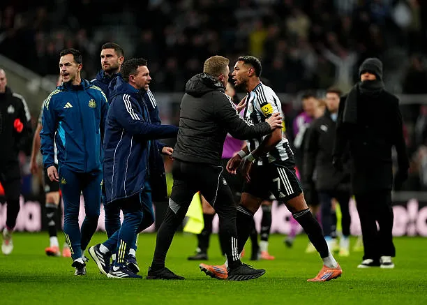 Joelinton và Gianluigi Donnarumma va chạm tranh cãi cuối trận đấu giữa Newcastle United với Manchester City
