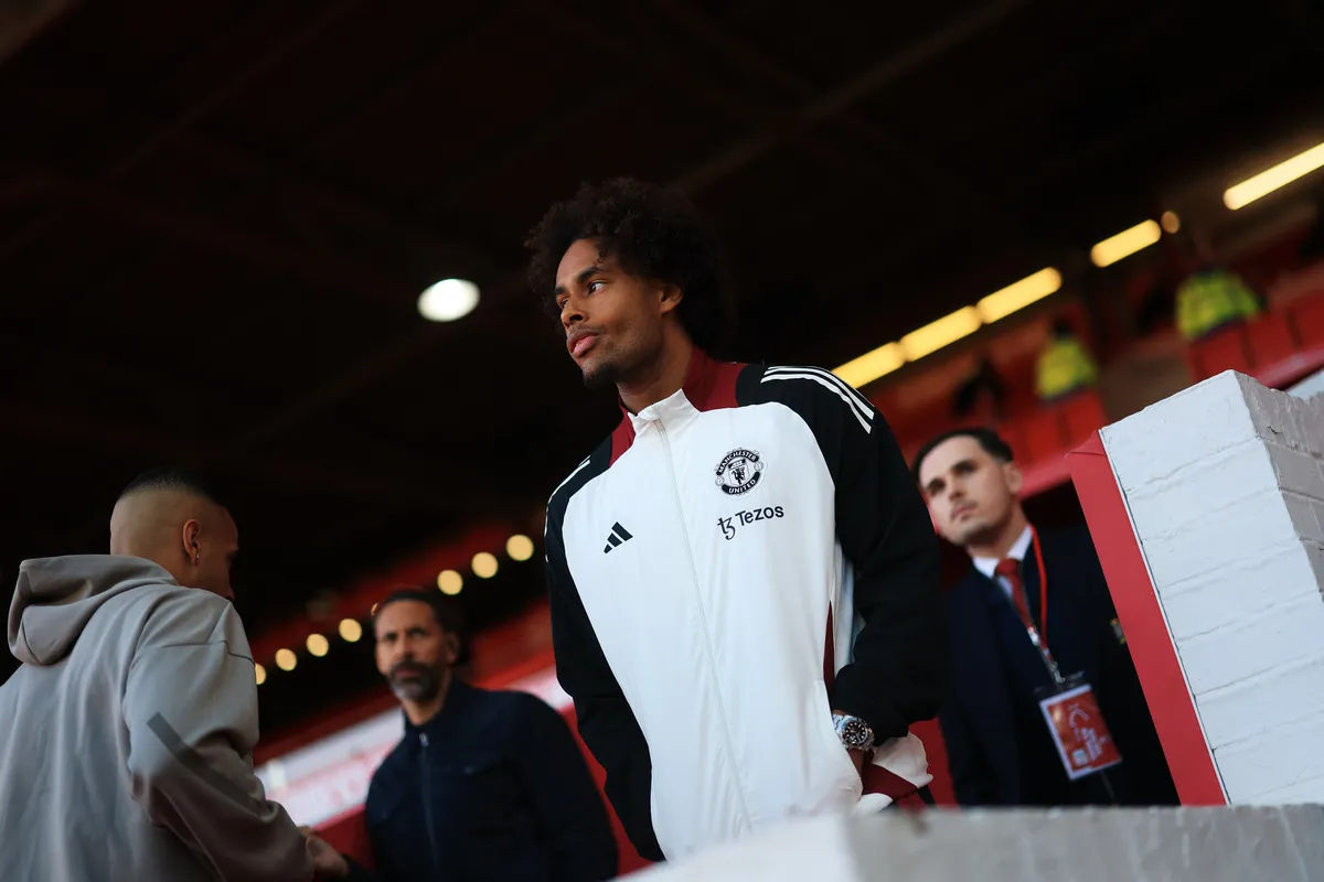 Joshua Zirkzee của Manchester United kiểm tra sân trước trận đấu tại Premier League