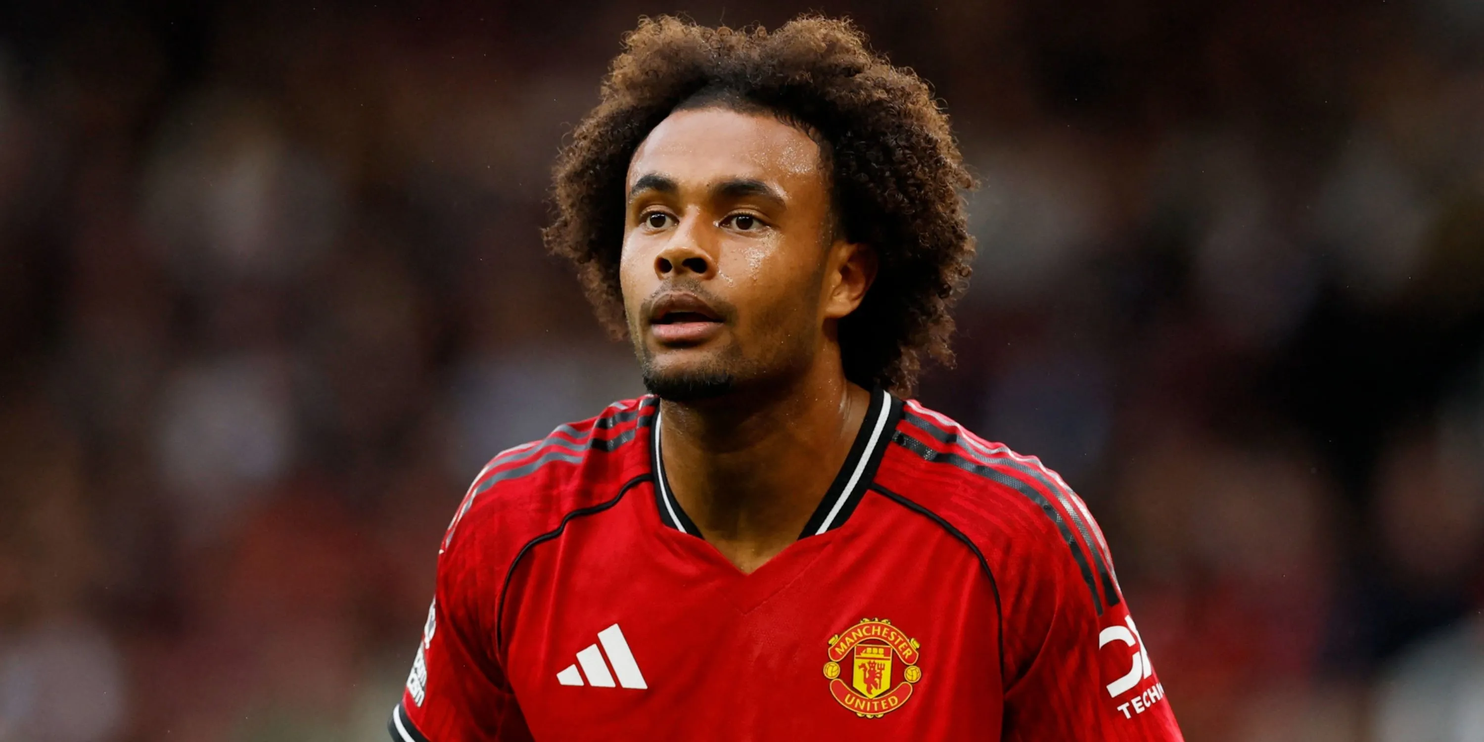 Joshua Zirkzee trong trang phục Manchester United tranh chấp bóng trước cầu thủ đối phương