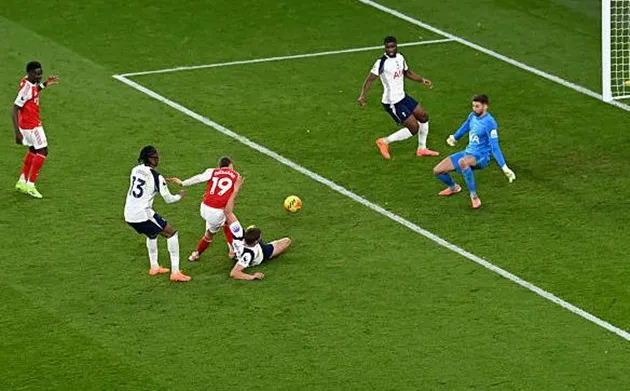 Leandro Trossard ghi bàn mở tỉ số ở trận đấu với Tottenham Hotspur