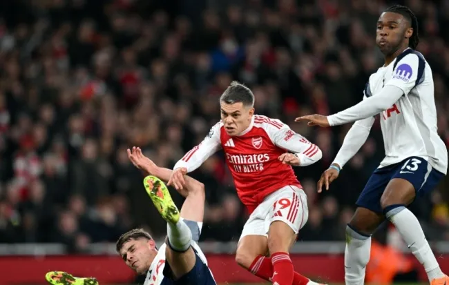 Leandro Trossard ghi bàn mở tỷ số và kiến tạo ấn định cho Eze với 8.3 điểm