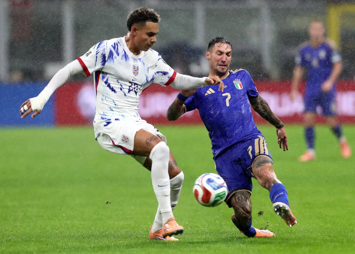 Matteo Politano của Italia và Antonio Nusa của Na Uy tranh chấp bóng tại San Siro