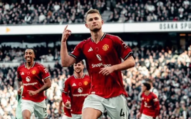Matthijs de Ligt trong màu áo Manchester United thi đấu trên sân cỏ