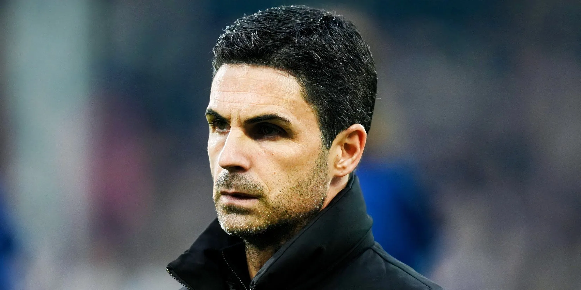 Mikel Arteta - Huấn luyện viên Arsenal chỉ đạo chiến thuật trong trận đấu