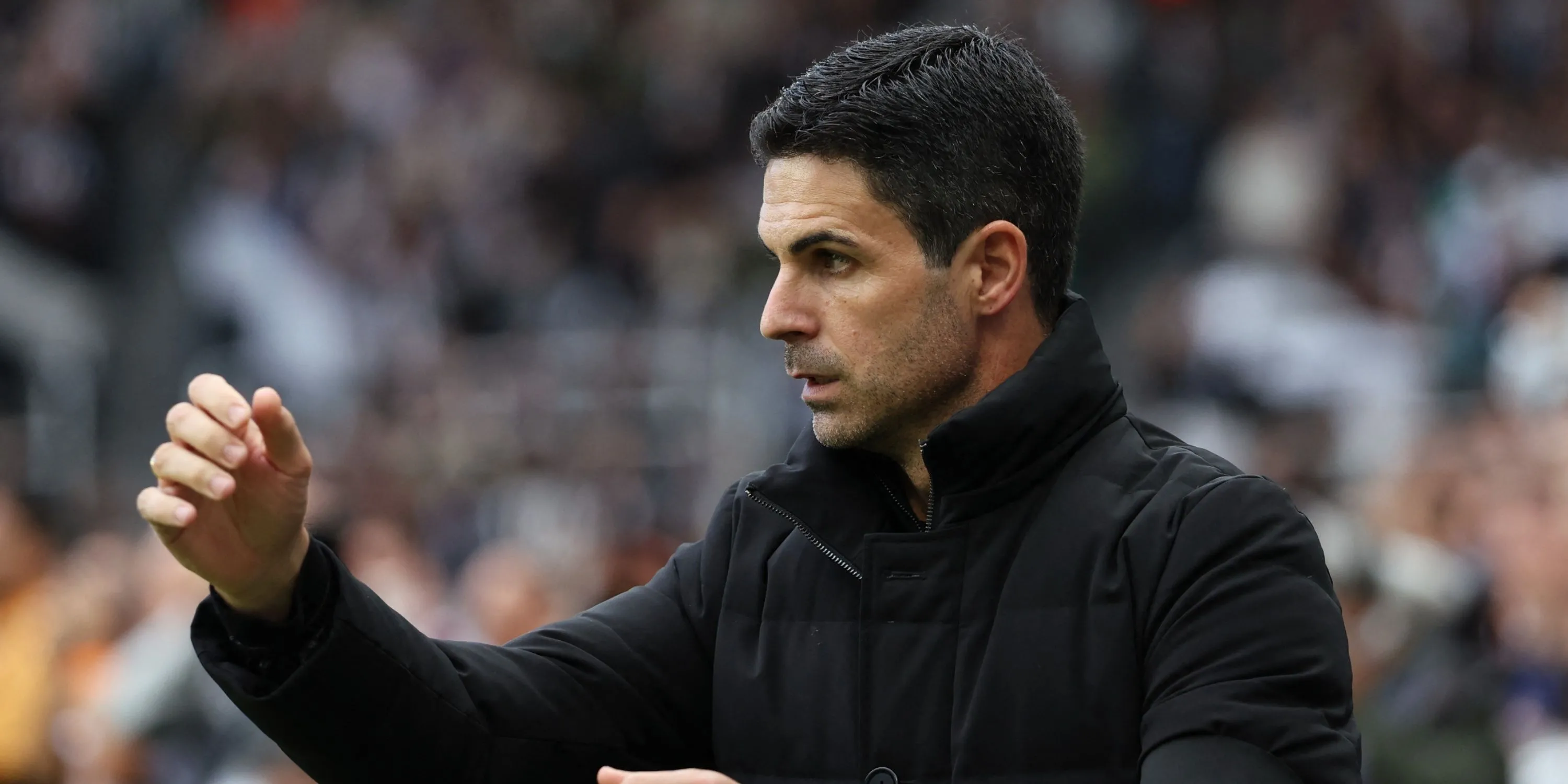 Mikel Arteta hướng dẫn Arsenal trong trận đấu Ngoại hạng Anh