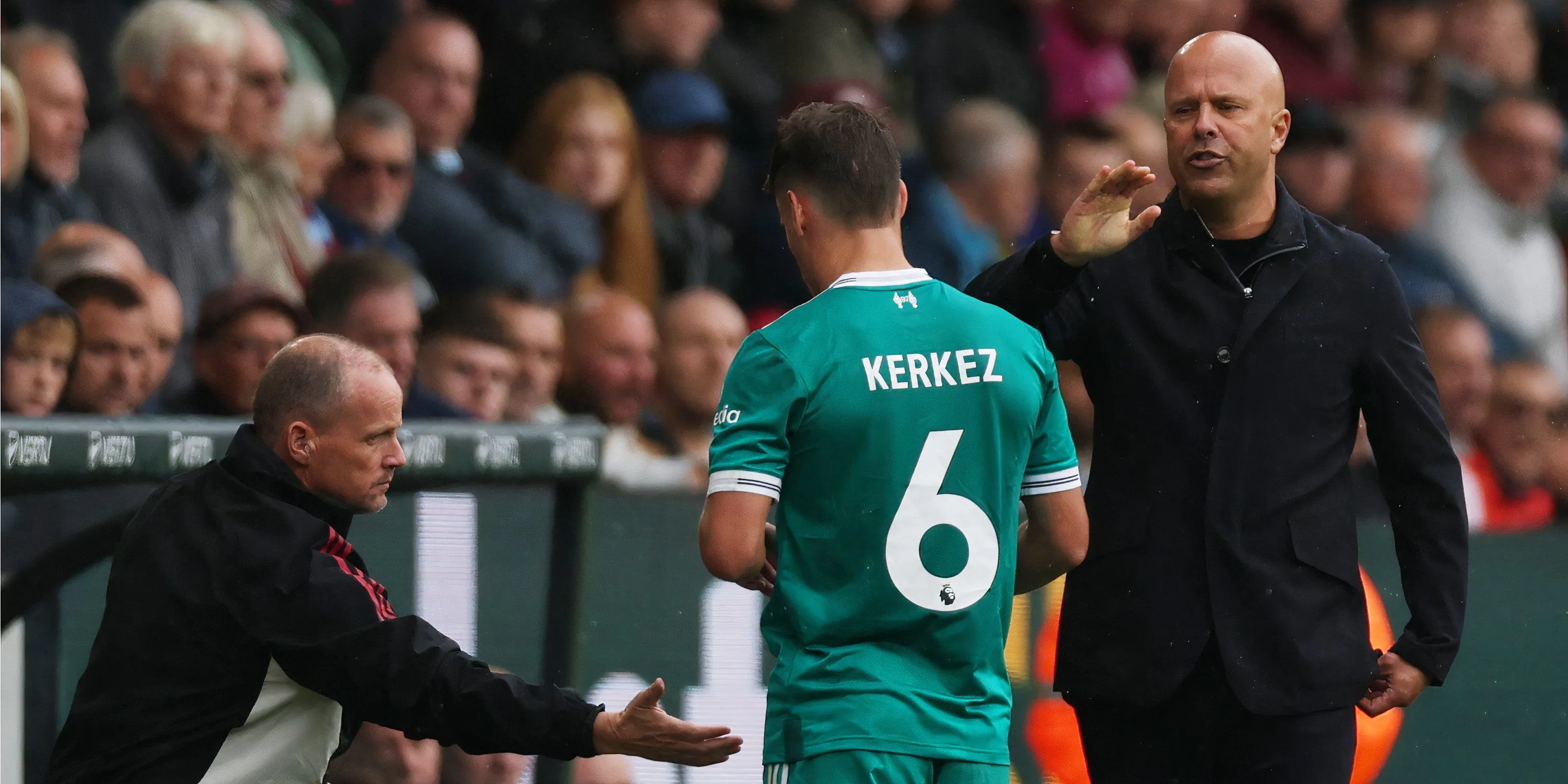 Milos Kerkez trong trang phục Liverpool, tỏ ra thiếu tự tin ở hàng phòng ngự