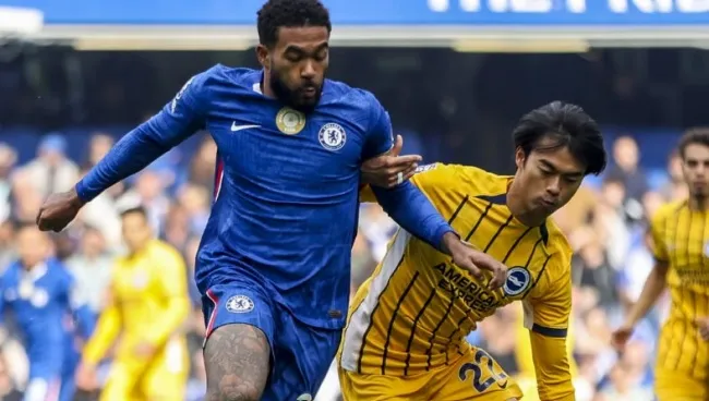 Reece James trong màu áo Chelsea với động tác chuyền bóng
