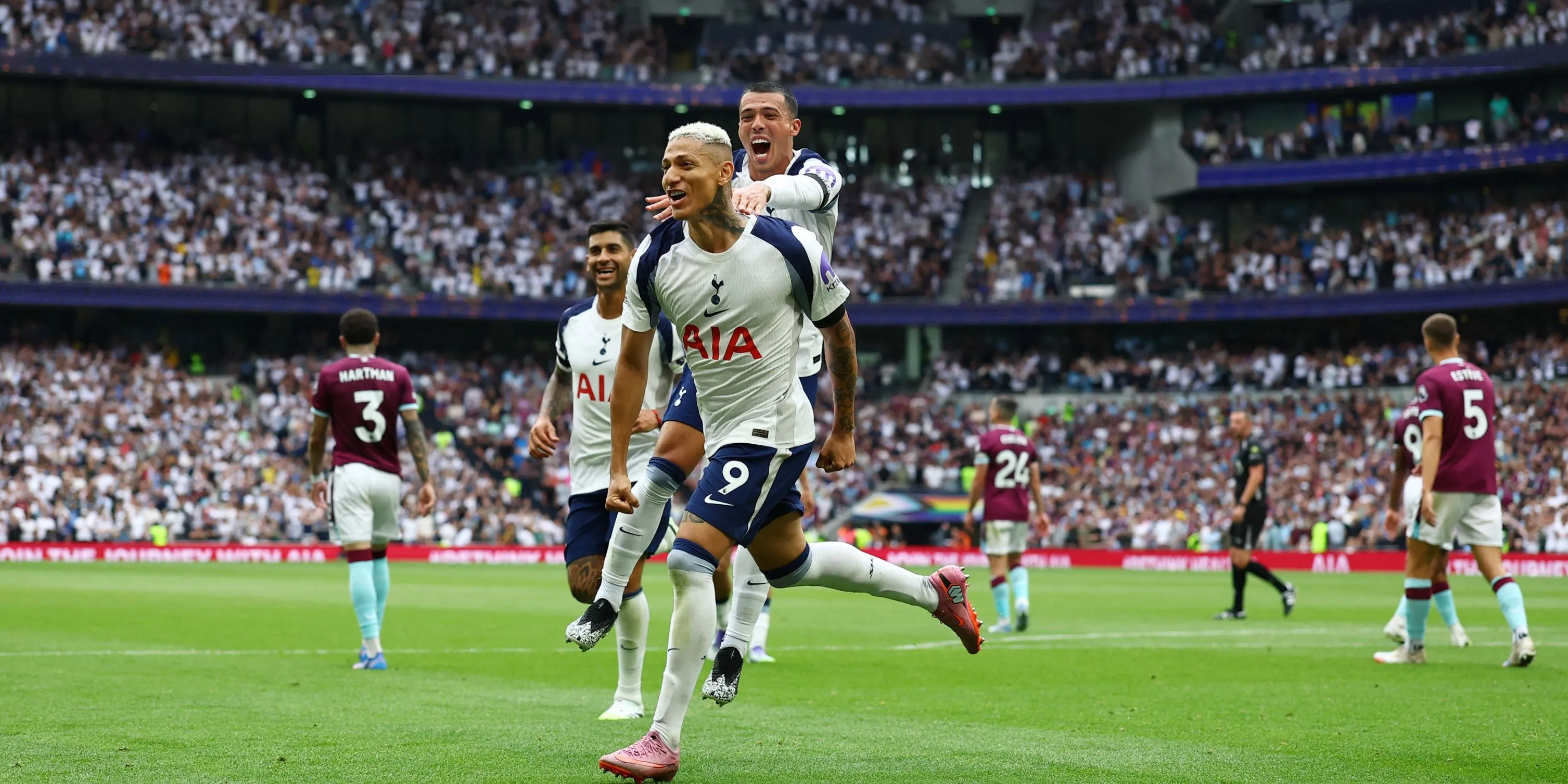 Richarlison và các cầu thủ Tottenham trong trận đấu gần đây