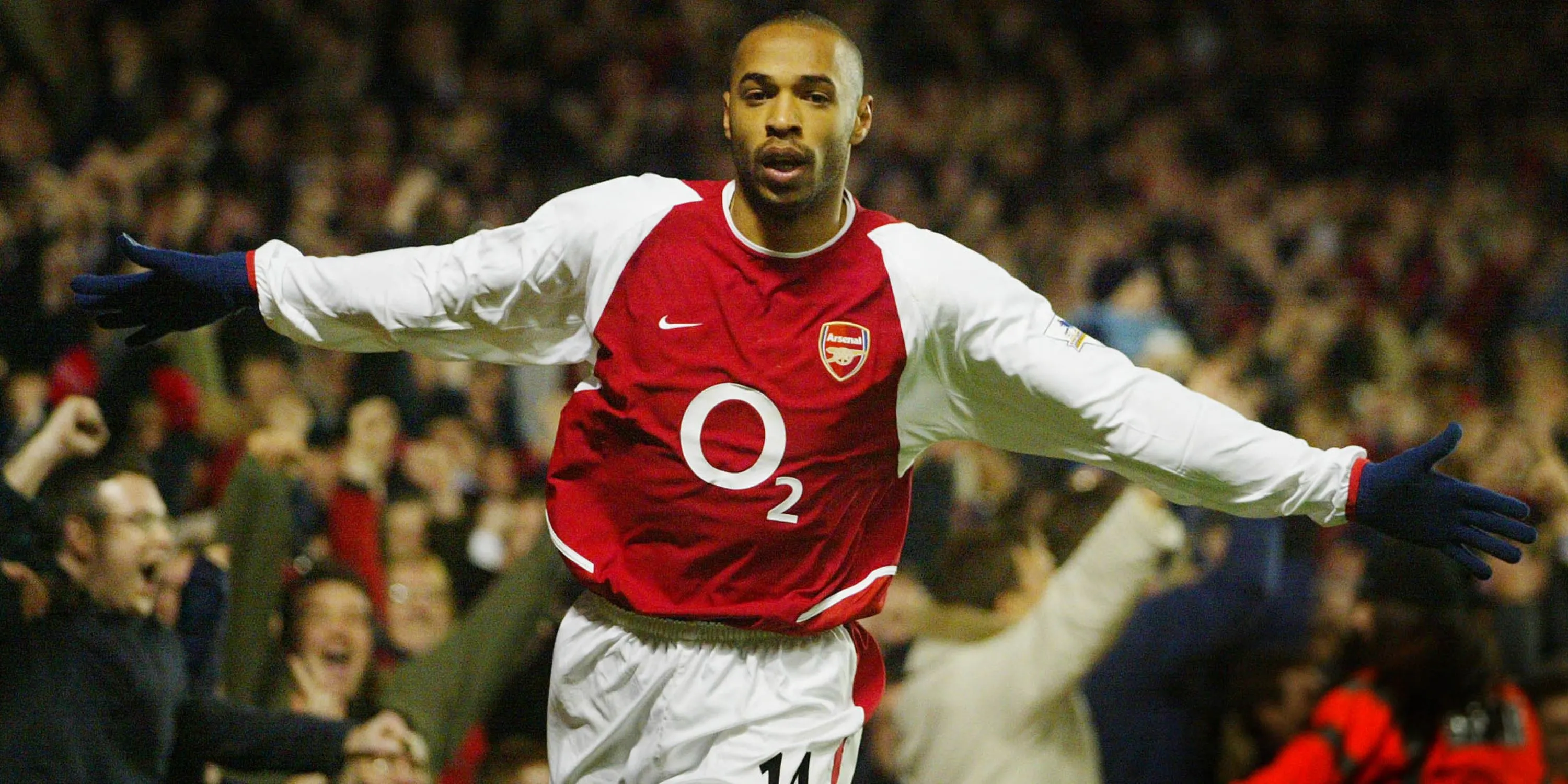 Thierry Henry trong màu áo Arsenal, được coi là cầu thủ vĩ đại nhất của Pháp