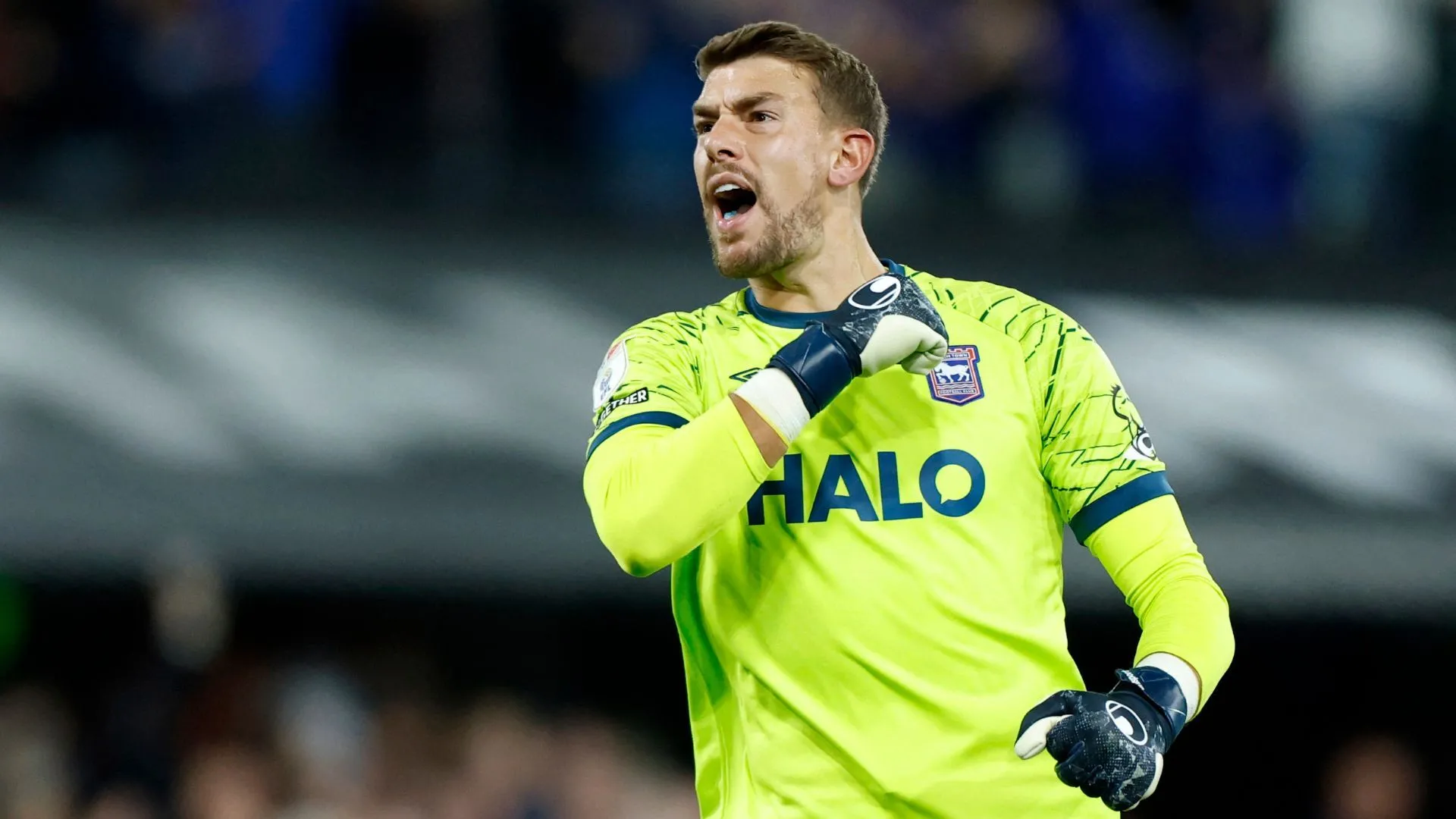 Thủ môn Alex Palmer của Ipswich Town trong trang phục thi đấu