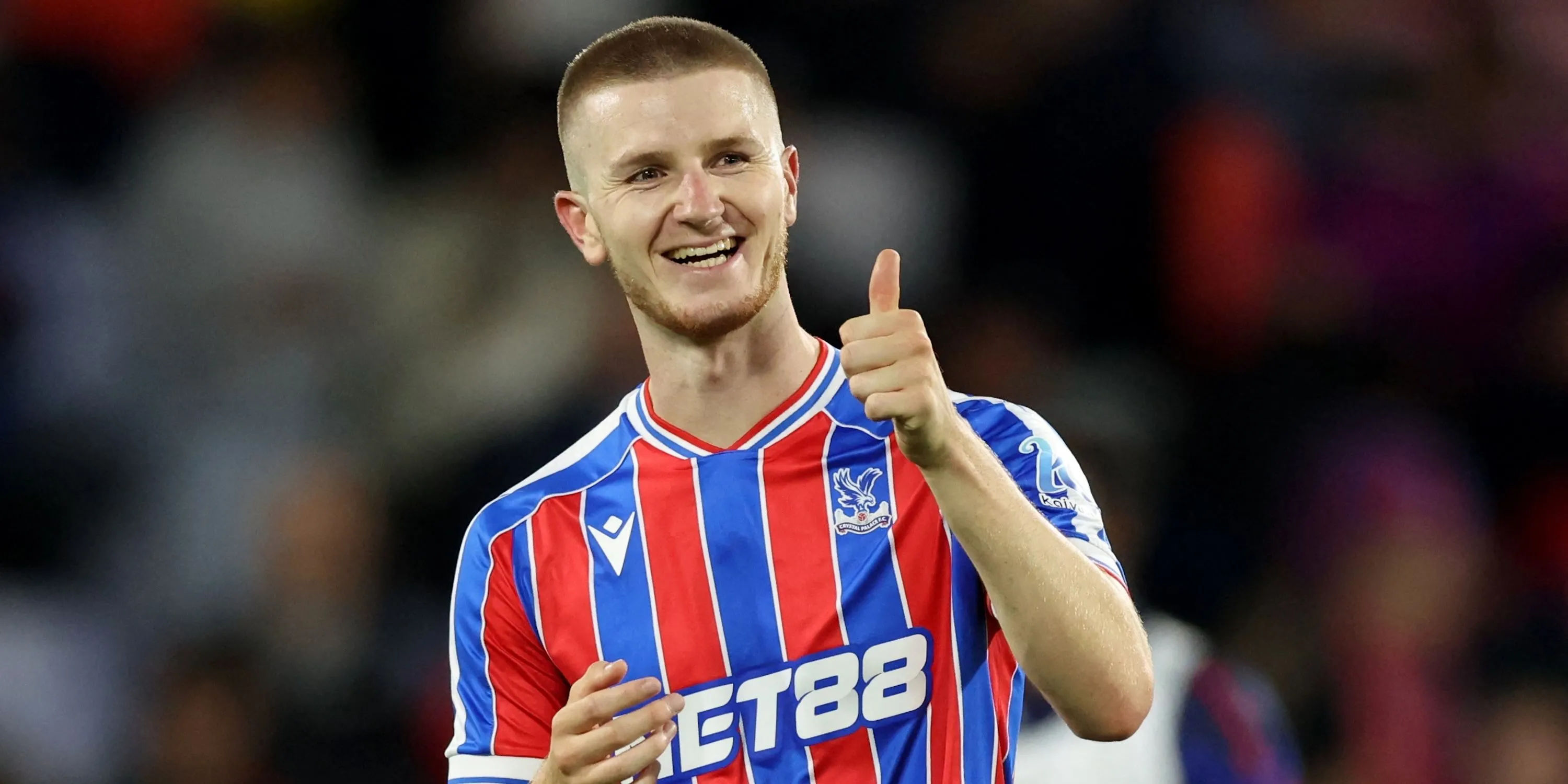 Tiền vệ Adam Wharton của Crystal Palace trong một pha tranh cổ vũ sau trận đấu