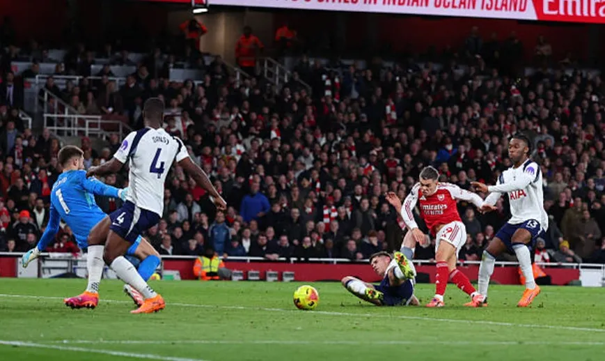 Trossard ăn mừng bàn mở điểm cho Arsenal trong derby Bắc London