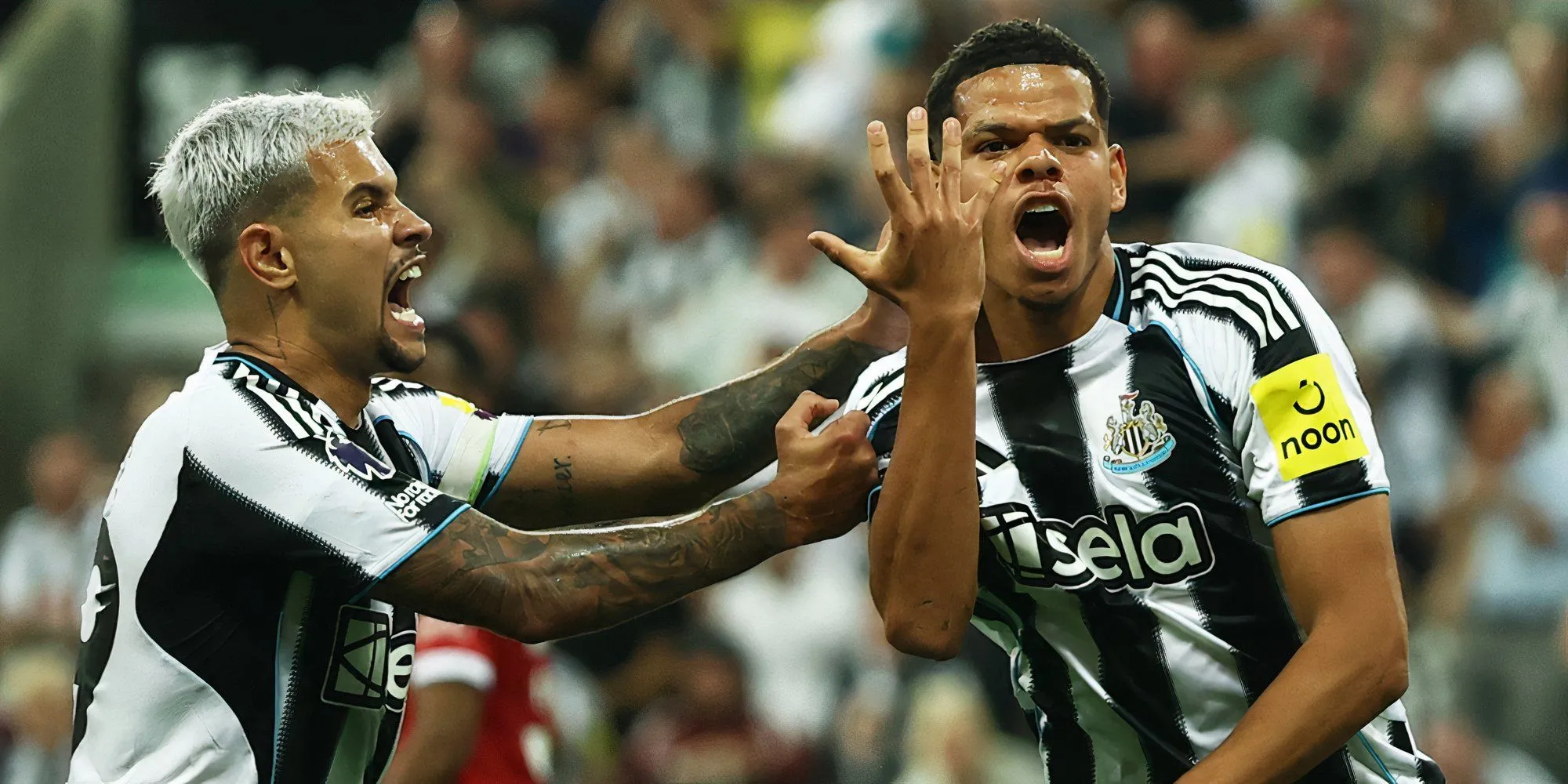 William Osula trong màu áo Newcastle United, đứng cùng với đồng đội Guimaraes