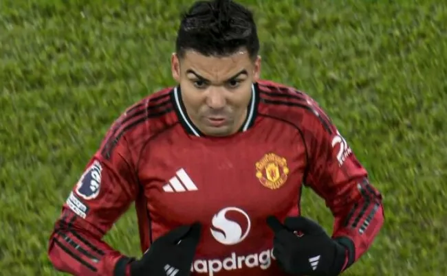 Casemiro ngạc nhiên khi mình bị thay ra.