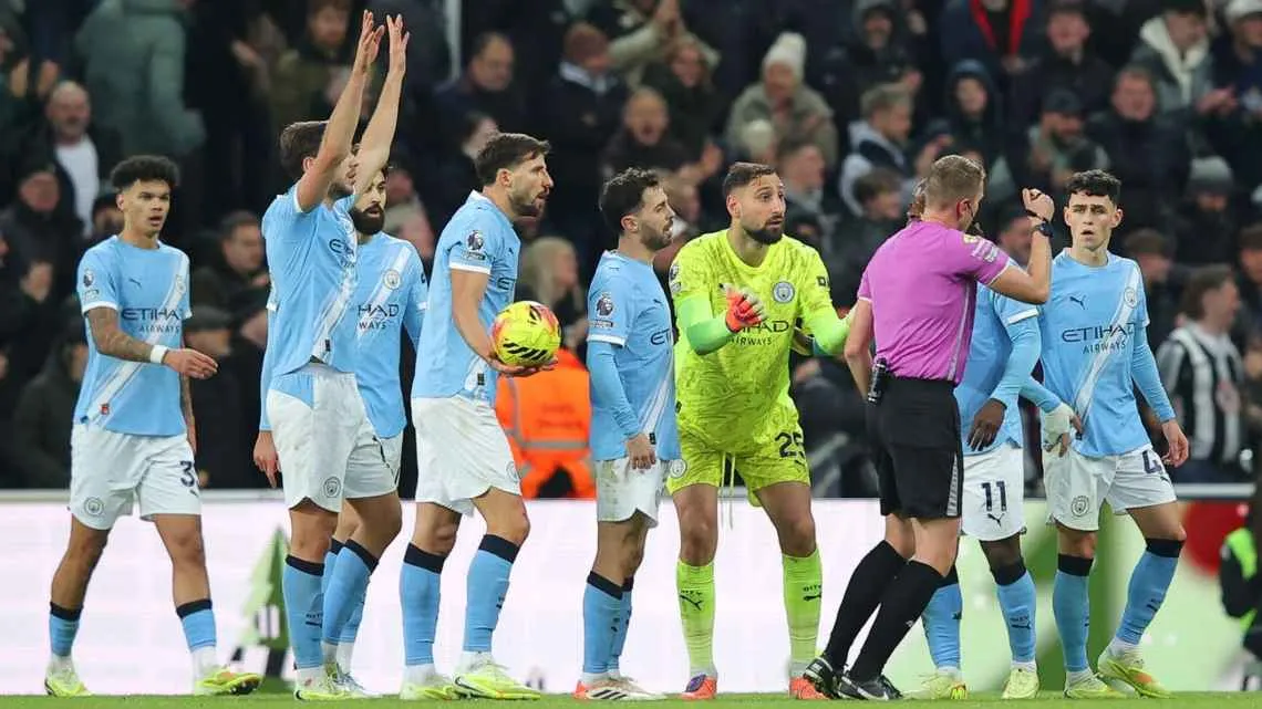 Gianluigi Donnarumma liên tục nhận thẻ vàng tại Ngoại hạng Anh